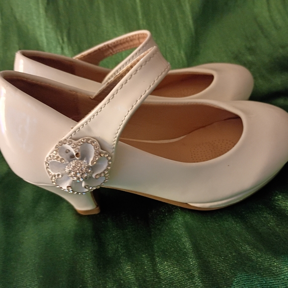 Link Kids Dress Shoes in Cream - Picture 4 of 5